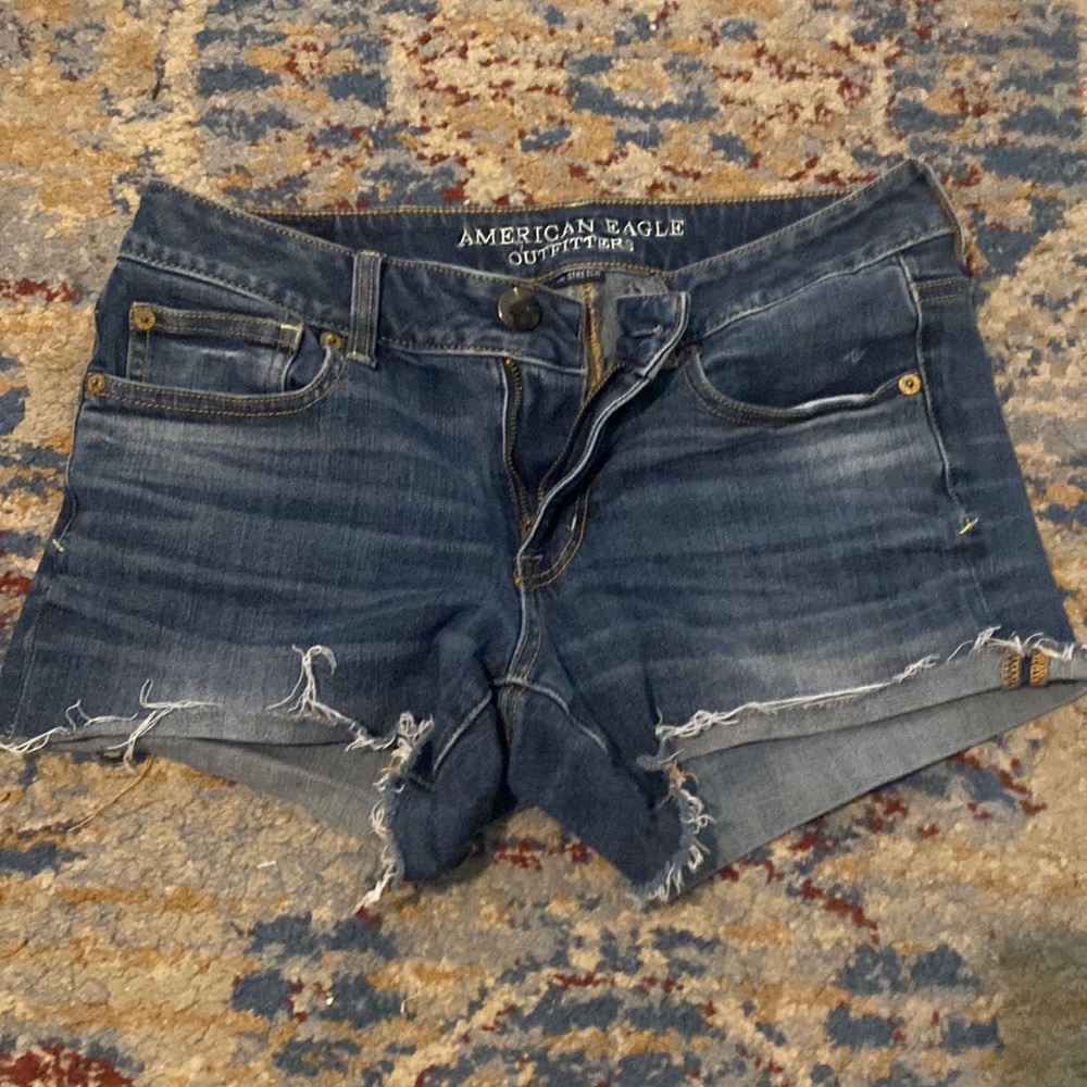 Dark wash “shortie” style short. Gently used.